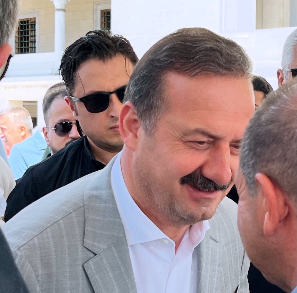 Mevki değil, memleket sevdasıyla yürüyen adam… Yavuz Ağıralioğlu.

#Gündemdışı
#YavuzBaşkan
#AnahtarParti 

m.youtube.com/watch?v=Qjh6j3…