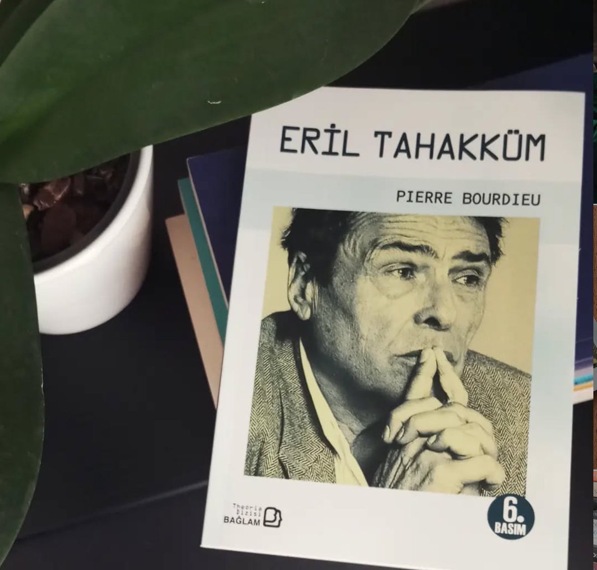 Hükmedilenler, tahakküm ilişkilerine hükmedenlerin bakış açısıyla oluşturulmuş kategorilerle bakarlar, bu da bu kategorilerin doğalmış gibi görünmelerine yol açar. Bu onları sistematik bir şekilde kendi kendini değersizleştirmeye, hatta aşağılamaya götürebilir.