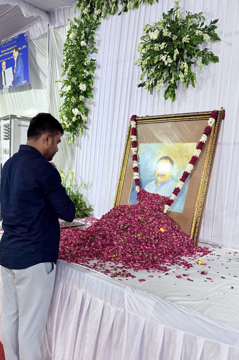 शकुंतला मिश्रा विश्वविद्यालय के पूर्व कुलपति, शिक्षाविद आदरणीय स्व• निशीथ राय जी के त्रयोदशी संस्कार में पुष्पांजलि कर श्रद्धांजलि अर्पित किया।

ईश्वर दिवंगत आत्मा को अपने श्रीचरणों में स्थान दें एवं परिजनों को संबल प्रदान करें। 🙏🏻