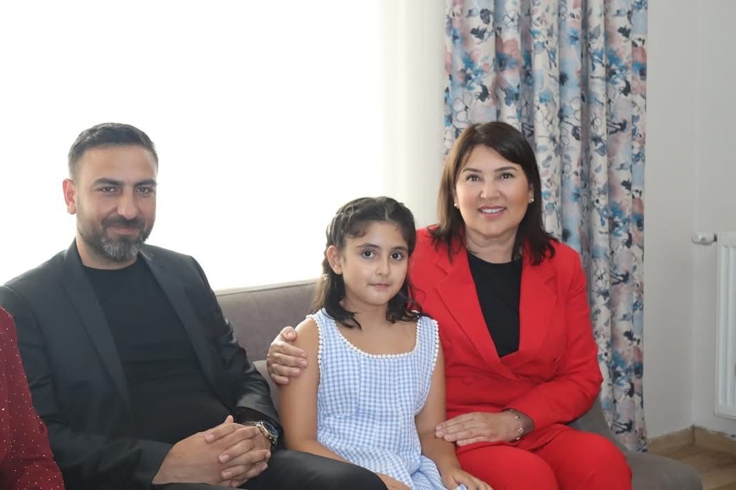 ibrahimgokcedg's tweet photo. Milletvekilimiz Sayın Sunay Karamık ve Kadın Kolları Başkanımız Sümeyra Özdemir ile birlikte, 2 Ağustos 2016’da Bingöl’de gerçekleşen hain terör saldırısında şehit olan Osman Eray Karademir kardeşimizin kıymetli ailesini ziyaret ettik.

Cumhurbaşkanımız Sayın Recep Tayyip Erdoğan’ın kaleme aldığı mektubu takdim ederek; devletimizin, milletimizin ve davamızın her daim şehitlerimizin emaneti olan ailelerinin yanında olduğunu bir kez daha dile getirdik.

Vatan uğruna toprağa düşen kahraman şehitlerimizi rahmet, gazilerimizi minnet ve şükranla anıyoruz. 🇹🇷

#AzizŞehitlerimiz
#TürkiyeYüzyılı
#AKPartiSeyhan

@omerrcelik @abuyukgumus @yahyacelik_
@ozmehmetemin @Tamer_Dagli @KaramikSunay  @abdullahdogru01 @farukaytek