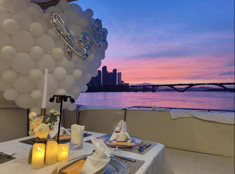 Inuyashdf's tweet image. The best party is the one spent with the best friends. ⛵🌟 #SeaAdventure #FriendsTogether