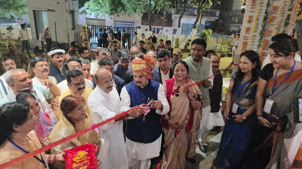 Drvirendrakum13's tweet image. अपने संसदीय क्षेत्र टीकमगढ़ के छतरपुर में आज मध्य प्रदेश के ऊर्जावान मुख्यमंत्री डॉ.मोहन यादव जी के साथ करोड़ों की लागत से निर्मित सेंट्रल डिजिटल लाइब्रेरी का शुभारंभ किया।  
          
इस केंद्रीय डिजिटल पुस्तकालय के शुभारंभ से आसपास के समूचे क्षेत्र में महाविद्यालय और…