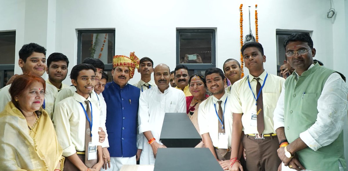 Drvirendrakum13's tweet image. अपने संसदीय क्षेत्र टीकमगढ़ के छतरपुर में आज मध्य प्रदेश के ऊर्जावान मुख्यमंत्री डॉ.मोहन यादव जी के साथ करोड़ों की लागत से निर्मित सेंट्रल डिजिटल लाइब्रेरी का शुभारंभ किया।  
          
इस केंद्रीय डिजिटल पुस्तकालय के शुभारंभ से आसपास के समूचे क्षेत्र में महाविद्यालय और…