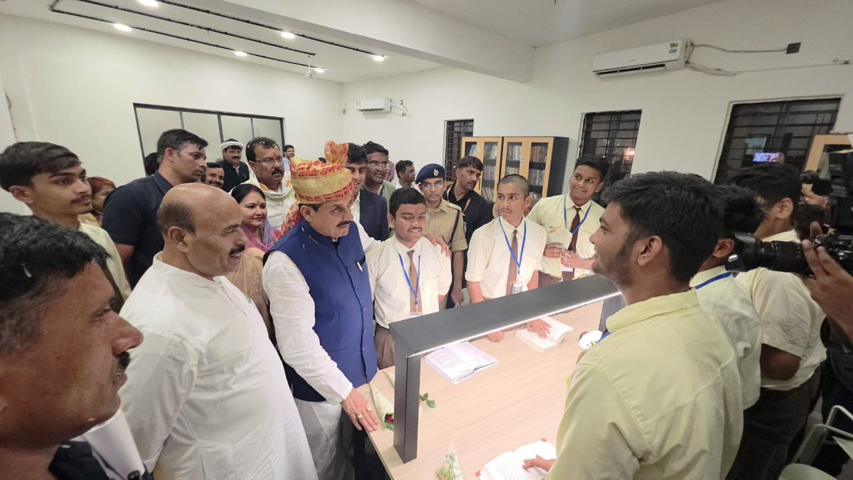 Drvirendrakum13's tweet image. अपने संसदीय क्षेत्र टीकमगढ़ के छतरपुर में आज मध्य प्रदेश के ऊर्जावान मुख्यमंत्री डॉ.मोहन यादव जी के साथ करोड़ों की लागत से निर्मित सेंट्रल डिजिटल लाइब्रेरी का शुभारंभ किया।  
          
इस केंद्रीय डिजिटल पुस्तकालय के शुभारंभ से आसपास के समूचे क्षेत्र में महाविद्यालय और…
