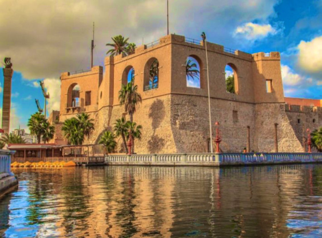 الزين ليها والزهر كاسيها ويا خالقي  للشين ما تخليها  يدور الزمان والعز  يرجع ليها يا طرابلس