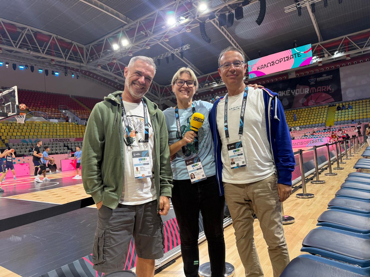 Carrusel Deportivo (@carrusel) on Twitter photo 🏀📻#EuroBasket EN DIRECTO‼
🏟 Spyros Kyprianou
🇪🇸 ESPAÑA - BOSNIA 🇧🇦
🗣 Narra <a href="/PacojoSER/">Pacojo</a>
🎤 Inalámbrico <a href="/martacasas/">Marta Casas</a>
🎙 Dirige <a href="/garridocarrusel/">Dani Garrido</a>
👥 Con <a href="/CarlosSuarezWeb/">Carlos Suárez</a> <a href="/Oscarquintanav/">Oscar Quintana Viar</a> <a href="/Jorgeescorial/">Jorge Escorial</a>
📣 #VARMan <a href="/itu_edu/">Eduardo Iturralde</a>
🔌 Tec JM Sendra
🔴EN VIVO youtube.com/live/8-CyGGZy_… 🏀📻#EuroBasket EN DIRECTO‼
🏟 Spyros Kyprianou
🇪🇸 ESPAÑA - BOSNIA 🇧🇦
🗣 Narra <a href="/PacojoSER/">Pacojo</a>
🎤 Inalámbrico <a href="/martacasas/">Marta Casas</a>
🎙 Dirige <a href="/garridocarrusel/">Dani Garrido</a>
👥 Con <a href="/CarlosSuarezWeb/">Carlos Suárez</a> <a href="/Oscarquintanav/">Oscar Quintana Viar</a> <a href="/Jorgeescorial/">Jorge Escorial</a>
📣 #VARMan <a href="/itu_edu/">Eduardo Iturralde</a>
🔌 Tec JM Sendra
🔴EN VIVO youtube.com/live/8-CyGGZy_…