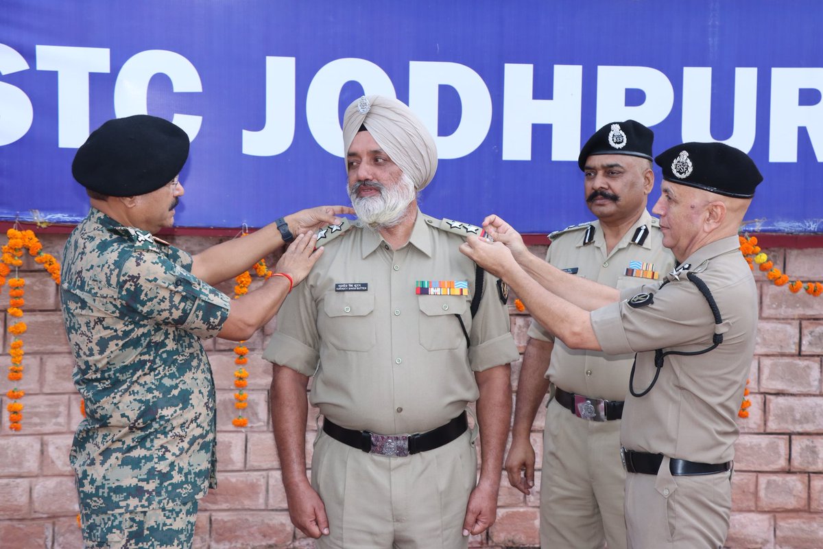 𝐏𝐑𝐎𝐌𝐎𝐓𝐈𝐎𝐍 𝐂𝐄𝐑𝐄𝐌𝐎𝐍𝐘 𝐀𝐓 STC BSF 𝐉𝐎𝐃𝐇𝐏𝐔𝐑🎖️

Shri M. L. Garg, IG BSF, formally adorned ranks on newly promoted BSF personnel at STC Jodhpur, applauding their hard work, professionalism and unwavering devotion to national duty.
#DutyFirst #BSF