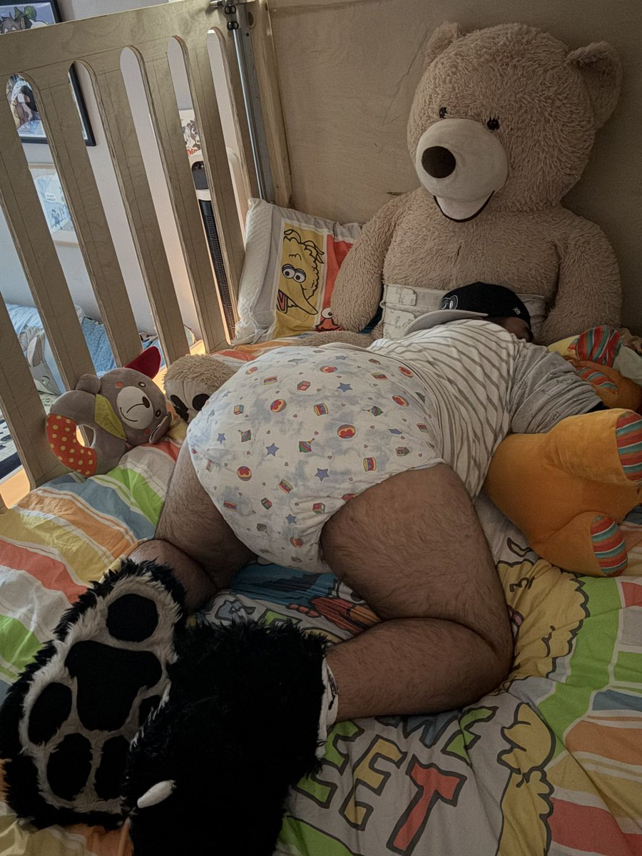 Smol and eepy babybur 🐼💤 need a after nap bottle of juice plz 🍼