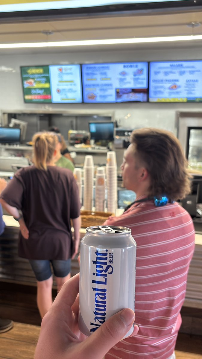 BoothIntern's tweet image. Brews in wingfingers fuck it