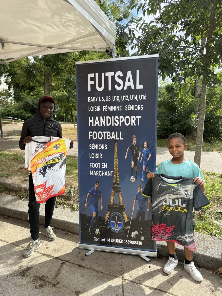 Le Futsal Paris 15e présent à la fête de quartier de la mairie du 15e arrondissement avec un atelier précision qui a vu gagner deux jeunes de notre quartier Bartolomé, qui sont repartis avec 1 T-shirts JUL chacun