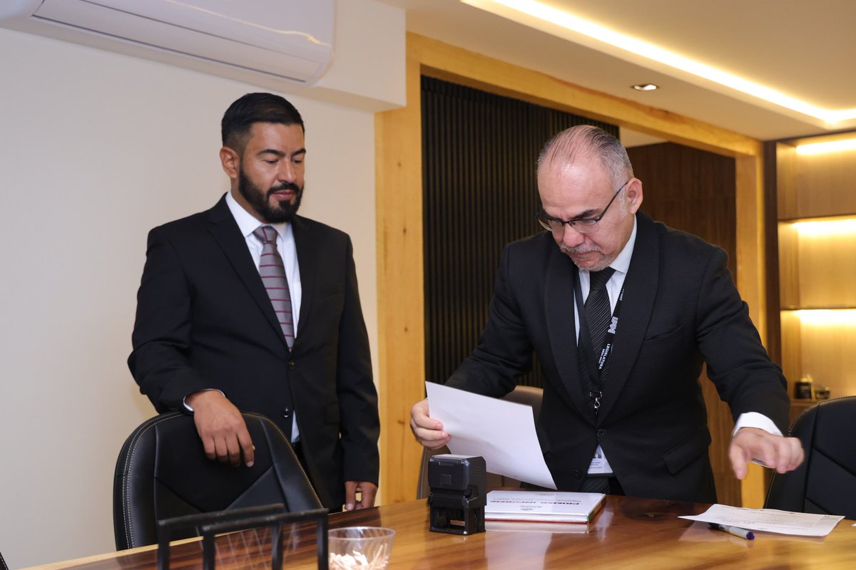 Los diputados de la Coalición PVEM-Morena, entregamos al Secretario General del <a href="/CongresoDurango/">Congreso Durango</a> el primer informe de actividades legislativas de este grupo parlamentario. 

Un documento muy interesante porque refleja el compromiso de hacer las cosas por el bienestar del pueblo y