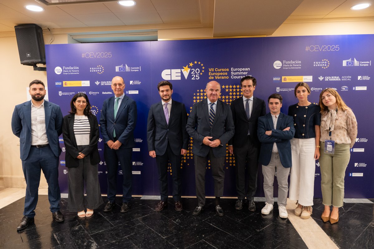 #CEV2025 
El vicepresidente del <a href="/ecb/">European Central Bank</a>  Luis De Guindos ha recibido en Pamplona el premio internacional Navarra Puerta de Europa
diariodenavarra.es/noticias/negoc…

<a href="/FundacionDN/">FundacionDN</a> <a href="/DiariodeNavarra/">Diario de Navarra</a> <a href="/Equipo_Europa/">Equipo Europa</a> <a href="/HablamosdEuropa/">Hablamos de Europa</a> <a href="/MAECgob/">Ministerio de Asuntos Exteriores, UE y Cooperación</a> <a href="/ComisionEuropea/">Comisión Europea en España</a> <a href="/Europarl_ES/">Parlamento Europeo en España</a>  <a href="/CEN_Navarra/">CEN</a>