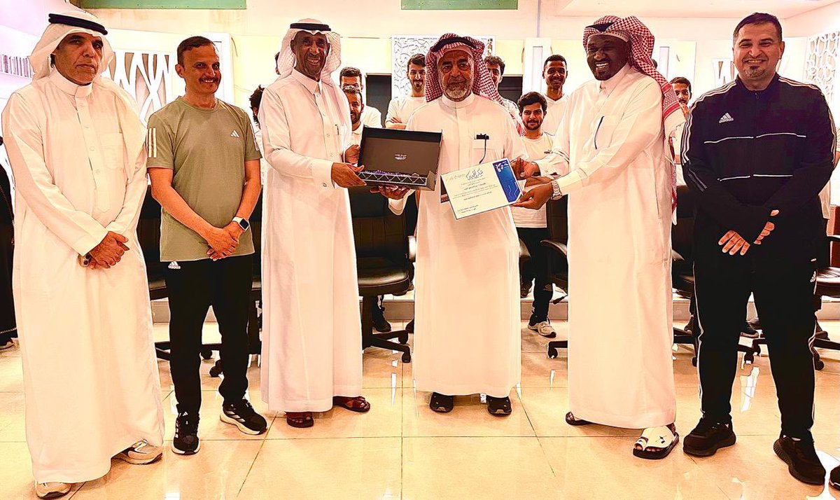 الخبير التحكيمي عبدالرحمن الزيد يزور مقر جمعية حكام كرة القدم السعودية و يشارك الحكام المستجدين في اليوم الختامي لدورة كرة قدم الشاطئية مقدّمًا لهم التوجيه والإرشاد لدعم مسيرتهم التحكيمية وقد تم خلال الزيارة تكريم الحكم الدولي الزيد من قبل جمعية الحكام السعودية
#جمعية_الحكام