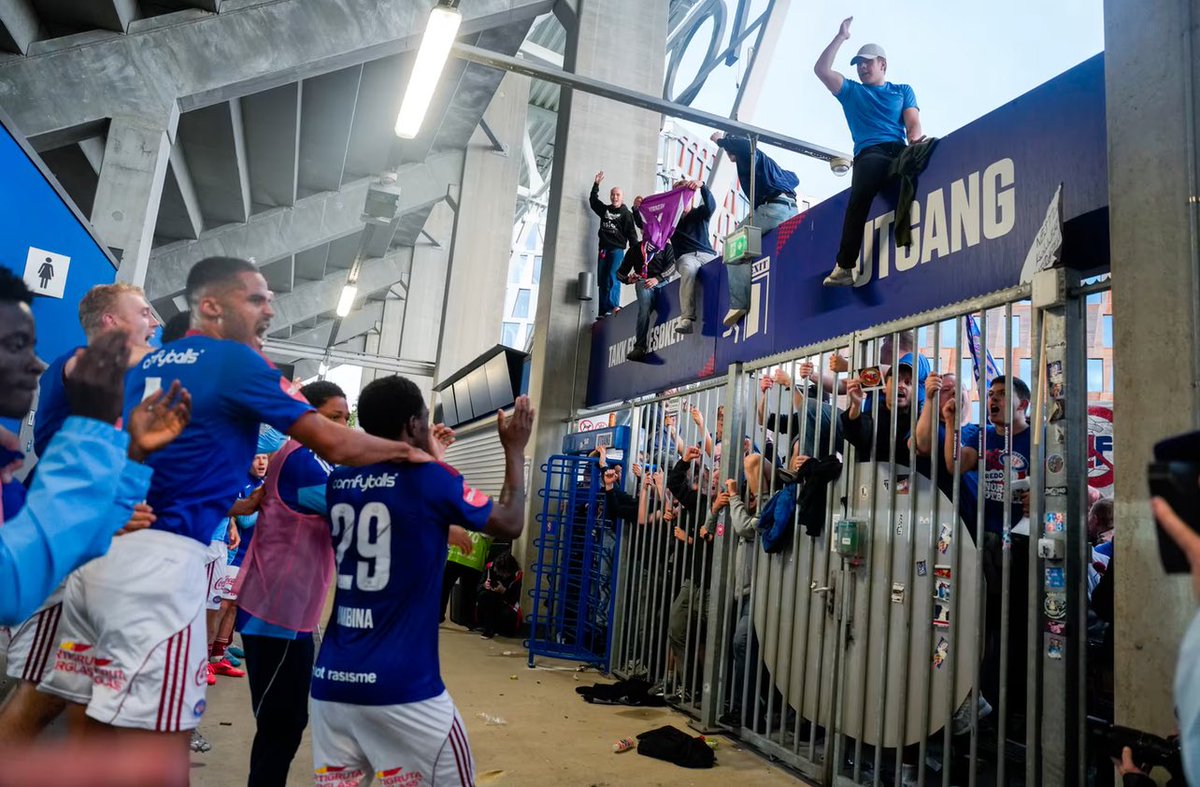 Vålerenga - verdens feteste klubb! Inn i gangen på Østblokka der etter matchen a. 

Gåsehud! Elleville bilder!