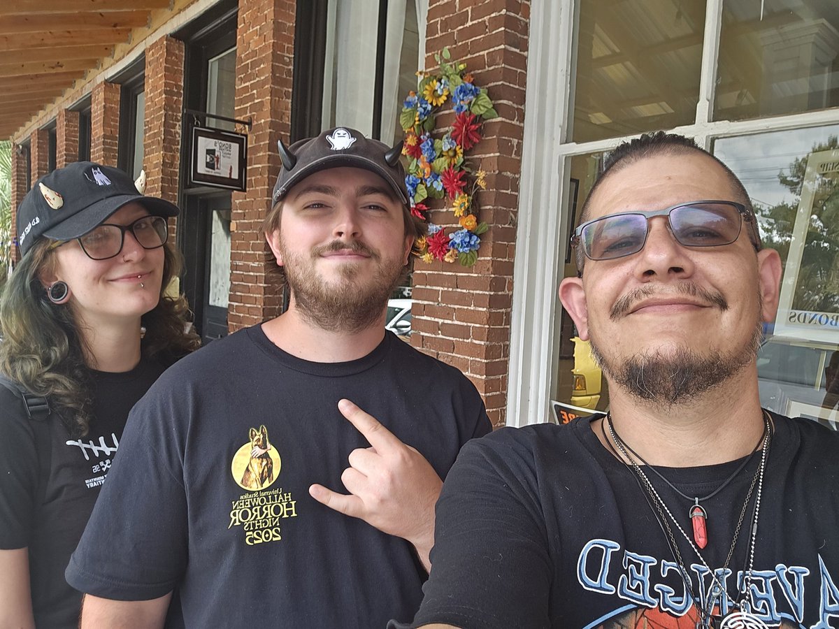 Finally got to meet my good friends, Zak and Emily from Blood Moon Paranormal <a href="/bloodmooncrew/">Blood Moon Paranormal</a> 
Safe travels home!