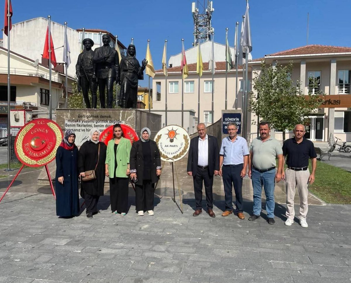 akpartigonen10's tweet photo. 30 Ağustos Zafer Bayramımızı kutlamak üzere Cumhuriyet meydanında  düzenlenen Çelenk Sunma Törenine katıldık. 
Aziz milletimizin bağımsızlık destanını yazdığı bu büyük günde, kahraman ecdadımızı saygı ve minnetle yad ediyoruz.
Zekeriyya Dağlı Pervin Demir
#AkPartiGönen https://t.co/8FQUdDnHAl