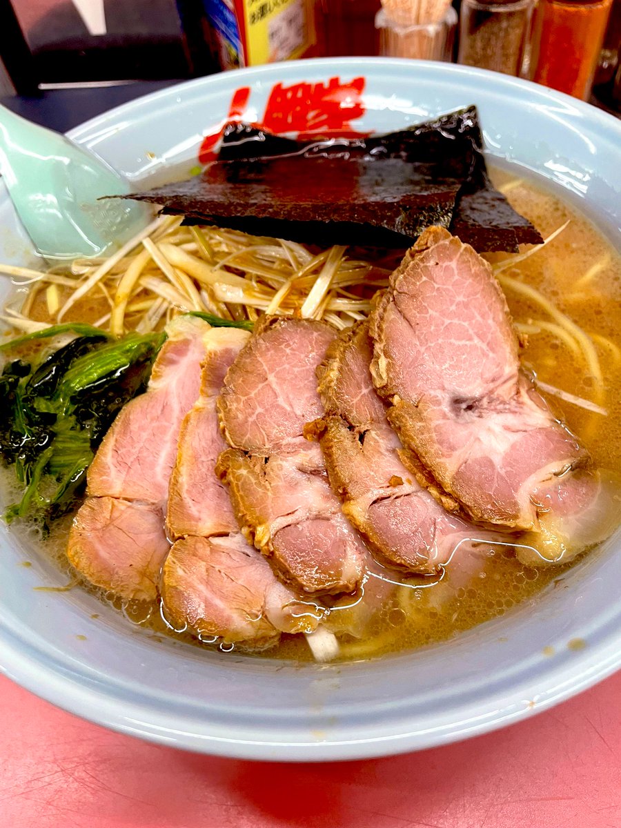 びっくりした。
日付が変わる間際に帰宅して、
お腹空いて山岡家に行き…
外まで人が並んでるのを見て、混んでるなー。と力を抜いたが最後。

目を開けたら2時間経ってた。
駐車場、自分だけになってた。
疲労って怖い。