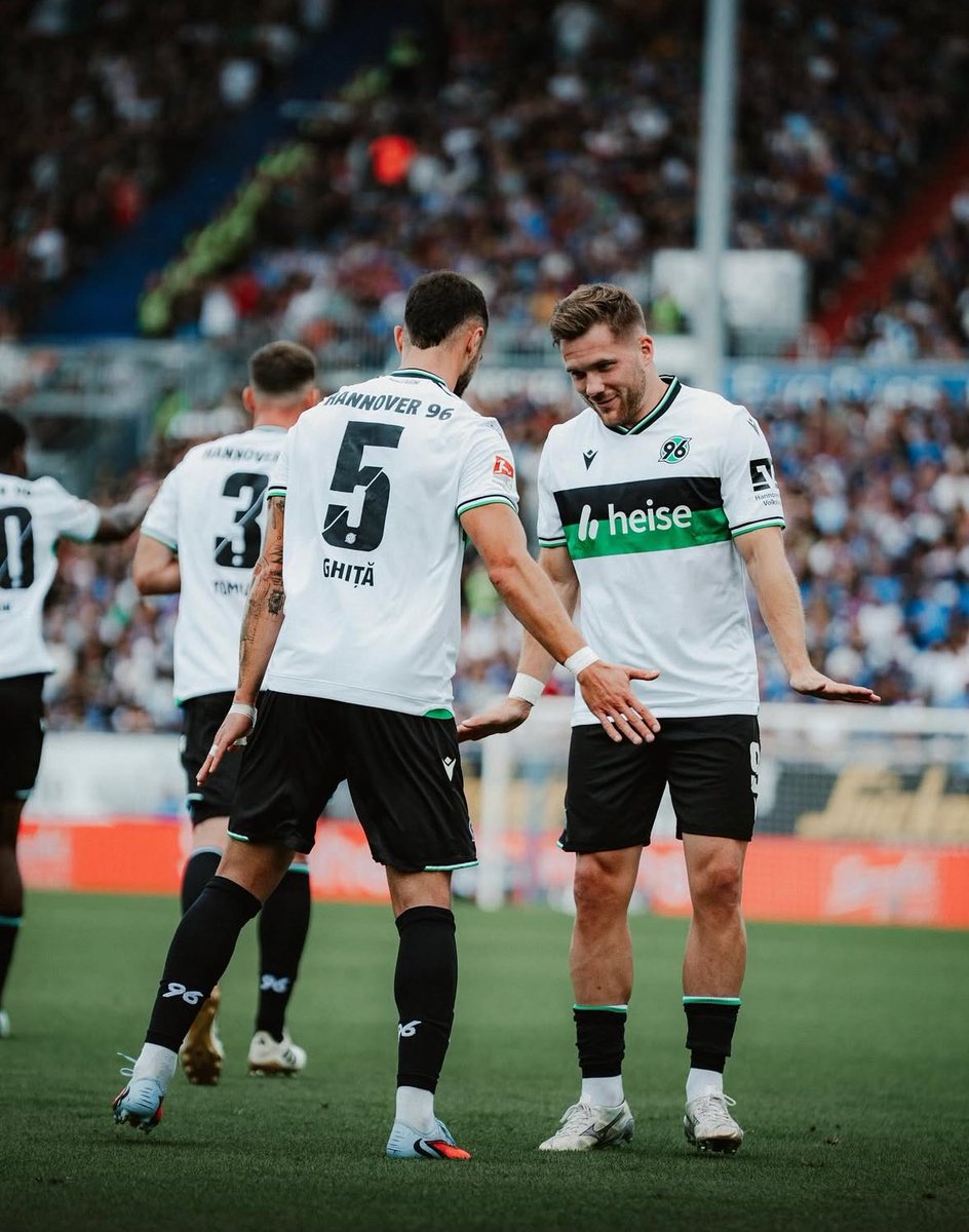 RedEvolution96's tweet image. 🐧🐧 #h96