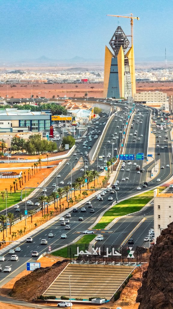 abodalmny3's tweet image. #حائل طرق تمتد وأحلام لا تتوقف و حكاية تنمو بين الأصالة والحداثة 🏔️🏞️.