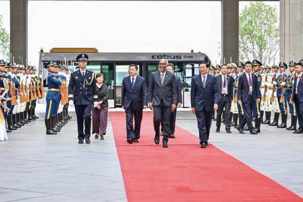 ރައީސުލްޖުމްހޫރިއްޔާ <a href="/MMuizzu/">Dr Mohamed Muizzu</a> ޗައިނާގެ ރައީސް ޝީ ޖިންޕިންގގެ ދަޢުވަތަކަށް އެ ޤައުމަށް ވަޑައިގެންނެވުމުން، ޗައިނާއިން އެ މަނިކުފާނަށް ހޫނު މަރުޙަބާއެއް ދަންނަވައިފި.

#MaldivesChina