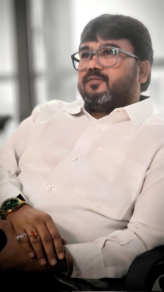 TheHitendrasinh's tweet image. हाथों में वक्त, आँखों में सपने, सादगी में छुपा है दिल का राज़,खामोशी बोल उठे, ये पल है खास।