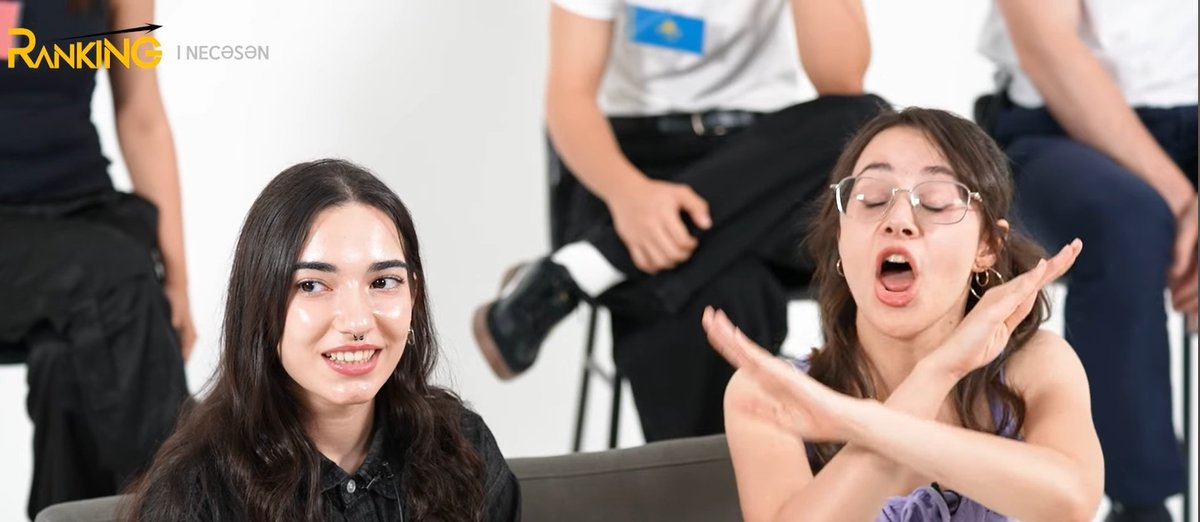 Ya türk dillerini karşılaştırıyorlar. başkaları konuşurken her kes dinliyor diğerini o sırada bizim kız arkada telefonla oynuyor sjskskdkdk bi de bakışları da o kadar komik ki ben burda napıyorum bakışı atıyor