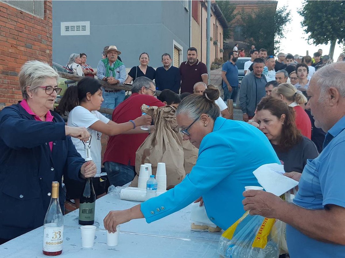 Este sábado también se ha celebrado la Fiesta del Verano en Oteruelo, una celebración con el tradicional reparto del bollo preñao a la que han acudido varios miembros de las Corporación Municipal.
#LeónEsp