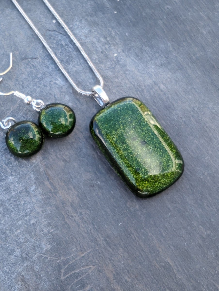 Beautiful shimmering sparkling green necklace and earring set. Lovely handcrafted glass set and gift ideas. 

#handmade #etsy #giftideas

samphireglass.etsy.com/listing/166586…