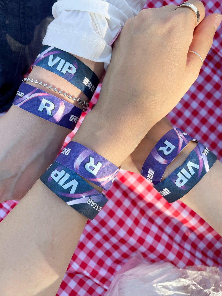 divv_e's tweet image. 칭구들을잘두면
가만히있다가도티켓이두개가생긴다는말이잇다
나는그이야기를참좋아한다 .. 🤍