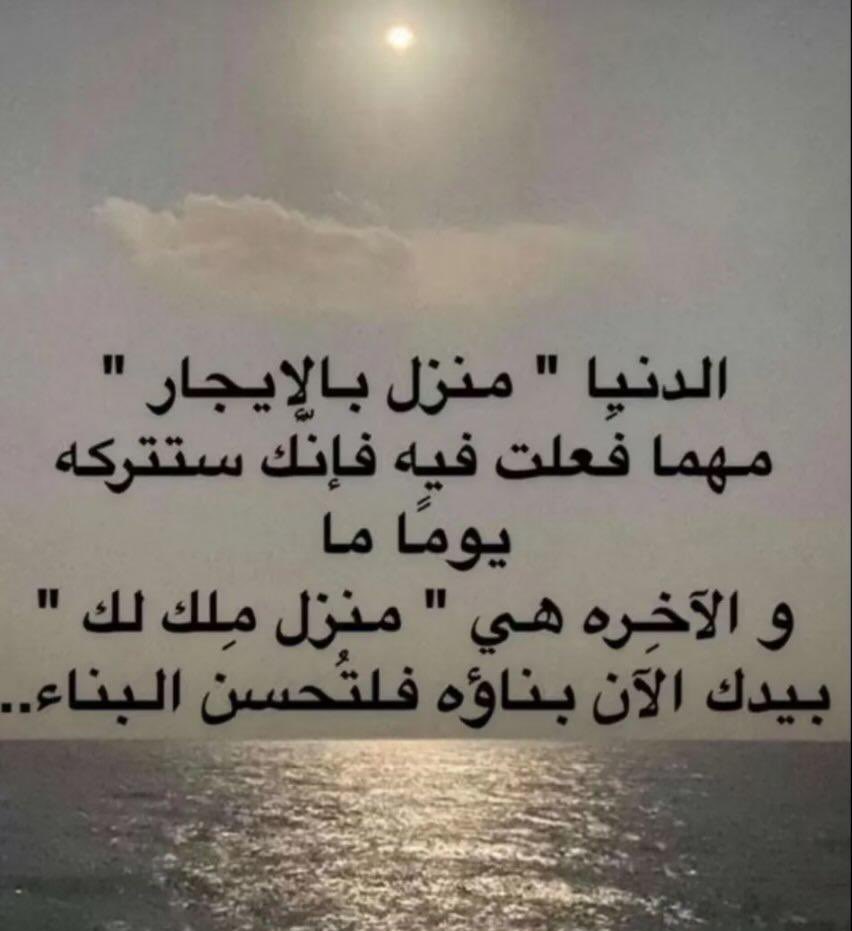 ••

الرجل ينكسر ، والمرأة تنكسر
المرأة حين تنكسر تتحدث 
وتبكي وتخرج ما في قلبها
فتتخفف من وجعها ،وهذا صحي

أما الرجل فعادةً ما يختار
الصمت والعزلة يحمل أوجاعه
بصمت ولا يشارك أحداً بها
فيزداد الألم ثقلاً في داخله

وقد تبرأ المرأة من وجعها
بينما يظل وجع الرجل ساكناً 
فيه يأكل