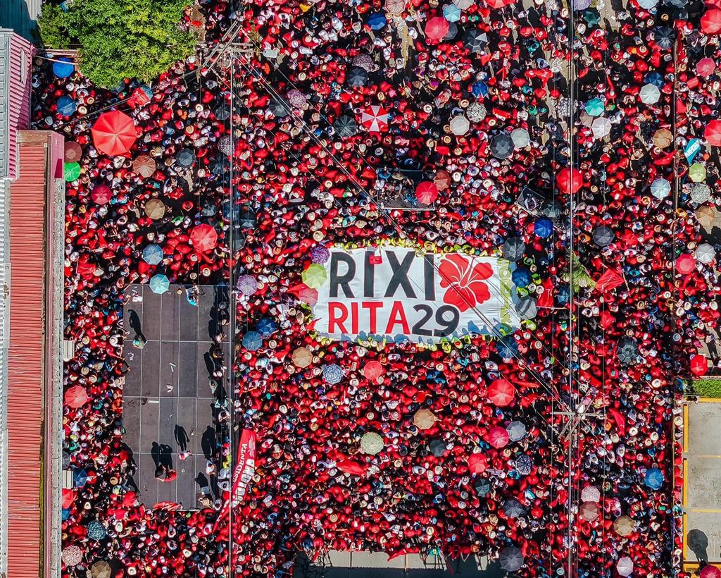 MAREA ROJA en Honduras ♥️ 

🌺 Llenazo total en San Pedro Sula para el inicio de campaña de la candidata socialista Rixi Moncada 

🇭🇳 Se puede convertir en el primer país del continente con dos mujeres consecutivas como PRESIDENTAS