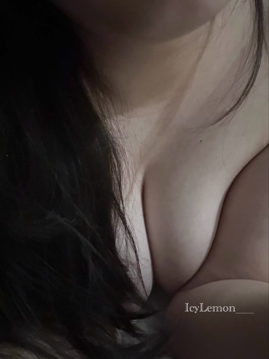 IcyLemon___'s tweet photo. 🥵🥵 https://t.co/8vgeAR0b6E