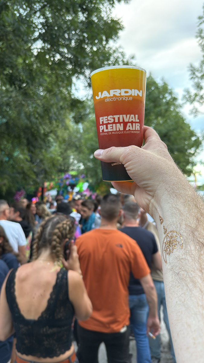 Je rentre d’un festival électro, une soirée avec des amis, des paillettes, de la bière, de la musique à fond les basses, des bisous, des câlins d’inconnus (et des zizis vus aux urinoirs 😝😏). 
Exactement ce qu’il me fallait pour me changer les idées !! Danser et kiffer. La vie !