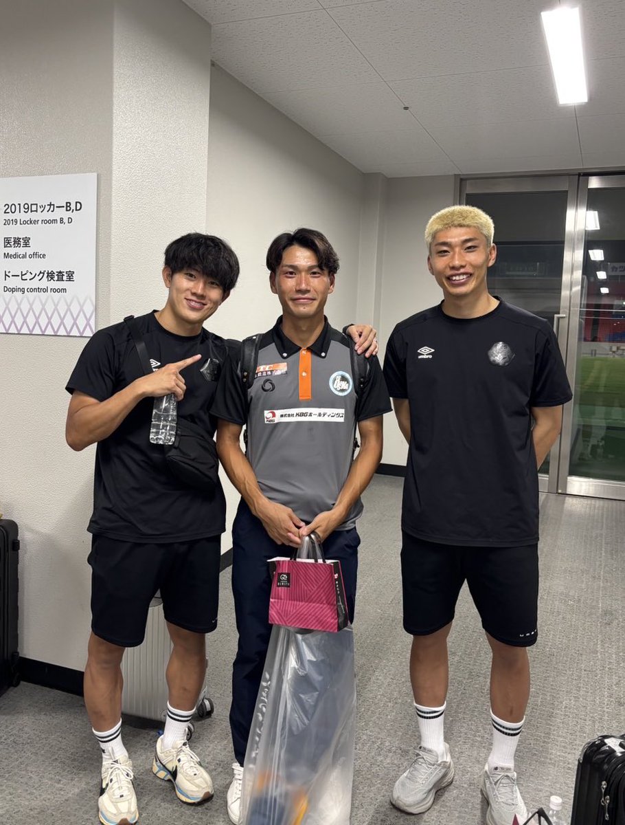 📸l 昨日の試合後

#増田隼司 選手！Jリーグ通算100試合おめでとうございます🎈💐
仲良しなふたりと🙆‍♂️🙆‍♂️🙆‍♂️
<a href="/shunji_masuda/">増田   隼司</a> 
#綿引康 #加藤大育
#SC相模原 || #SCS