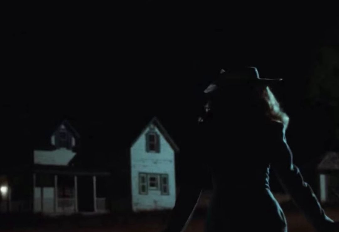 حبيت الMV حق سابرينا حرفياً يعيشك جوو افلام الرعب حبيت الفكرة😍😍