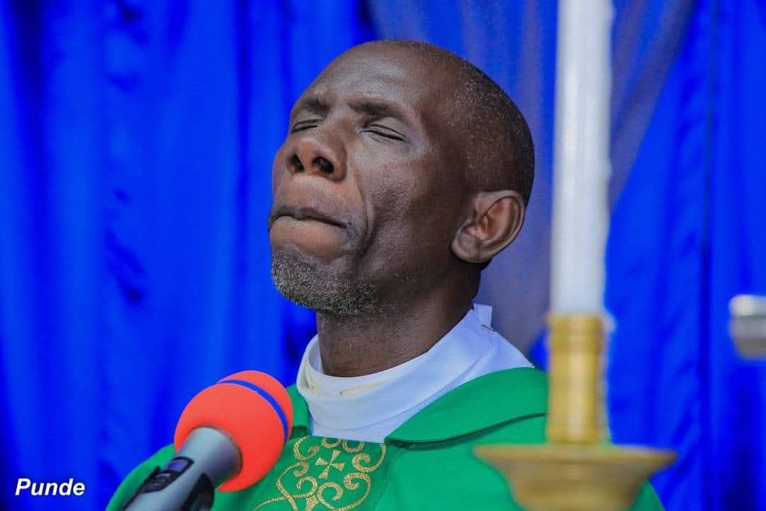 Abbé Blaise Kanda (@blaisekanda2) on Twitter photo Ce matin, prie : 
Dieu Tout -Puissant qui se cache 
Sans que rien ne se gâche, 
Remplis - moi de simplicité
Remplis- moi d'humilité
Afin que mon  attitude
Même dans l'altitude, 
Soit  la promptitude
A reconnaitre ma finitude." Ce matin, prie : 
Dieu Tout -Puissant qui se cache 
Sans que rien ne se gâche, 
Remplis - moi de simplicité
Remplis- moi d'humilité
Afin que mon  attitude
Même dans l'altitude, 
Soit  la promptitude
A reconnaitre ma finitude."