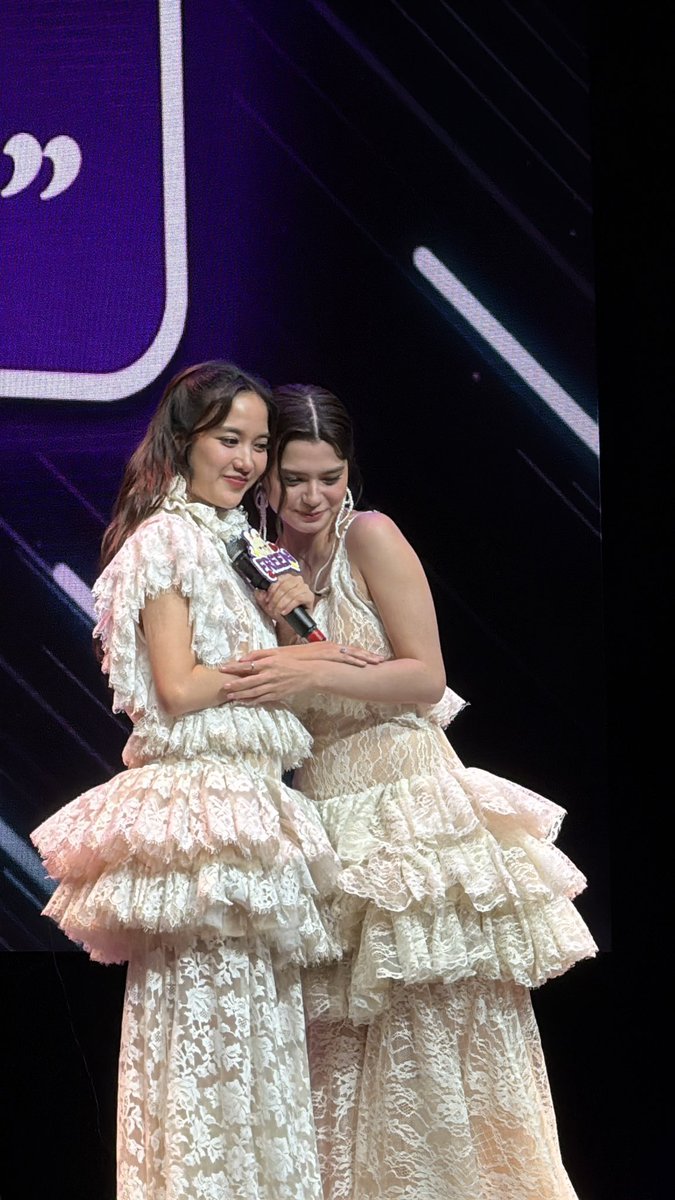 เอ็นดูสาววายไทยว่ะ ขอให้เขากอดกันแทบตาย แต่พวกชีไม่กอด พวกชีไม่เอา พวกชีไม่สน นู่น เขาไปกอดกันอยู่บราซิลนู่นนนนนนน 🤣

FREEN BECKY LATAM TOUR BRAZIL 
#FreenBecky1stFMinSaoPaulo