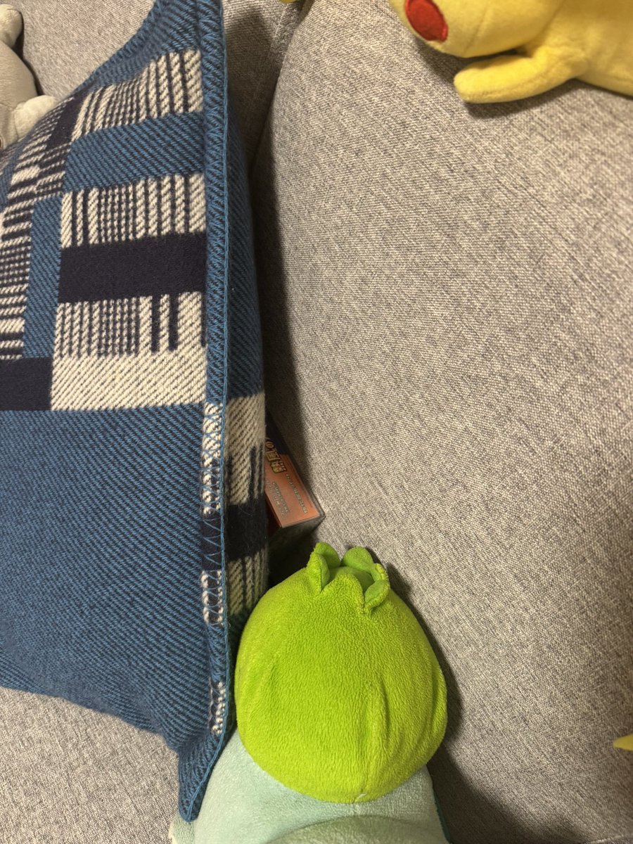 bakusai_sensei's tweet photo. なんか背中に違和感感じると思ったら熱風がいた、、
なんでこんなところに、、

熱風のアリーナーーーーー！

て事でプレゼントします
もしかしたら普通にもたれてたので凹みとかあるかも
ケースに入ってるから大丈夫やと思うしぱっと見そんなダメージはないな、、

応募方法は
このアカウントをフォロー
このポストをリポストいいね
到着ポストやリプをくれる方

締め切りは9/5お昼くらい
当選発表はまたポストします

最近到着リプしてもらえなくて残念です
到着リプくれない方は参加不可！

#ポケカ
#プレゼント
#爆斎先生の背中に熱風