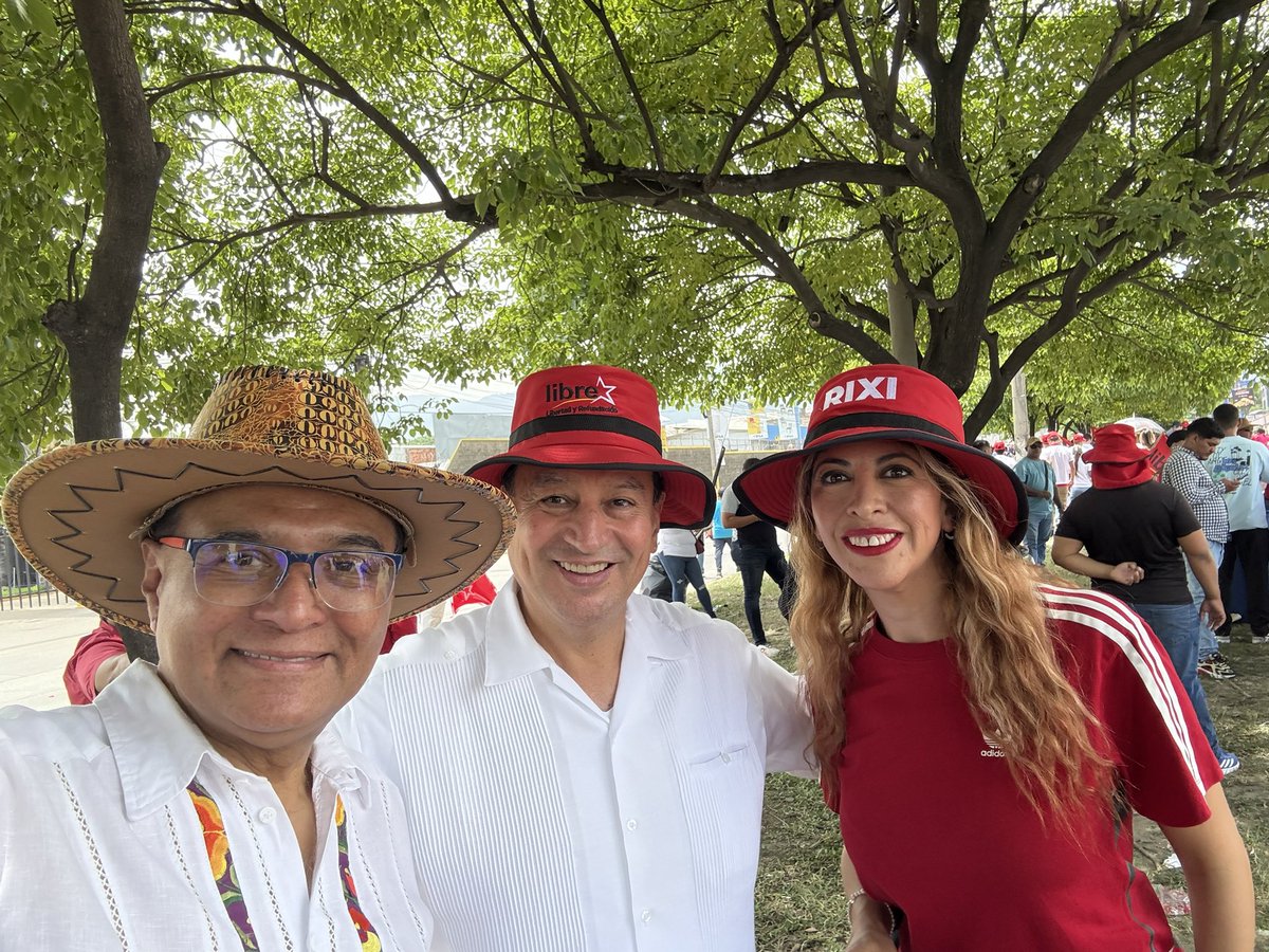 La candidata <a href="/RixiMoncada/">Rixi Moncada</a>, con su compromiso de combatir la corrupción estructural y democratizar la economía en favor de las mipymes, representa la esperanza de un futuro más justo. Su lucha contra las élites que han saqueado a Honduras es nuestra lucha. #RixiPresidenta