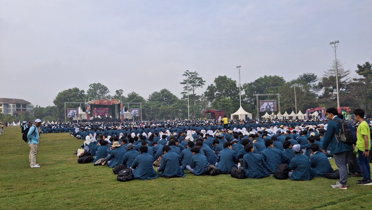 athathefirst's tweet image. Surprise!! SERU BANGET PARA MENTOR YEL-YELNYAA 
Patrick main layang-layang
Kakak mentor semangat sayang
New friend list! Nawwa, Cels, Ifra, Ayu, Firi
#Day1MenjadiVenturions
#LifeLongLearner #MengakarKuat
#OSKMITB2025
#KATITB2025