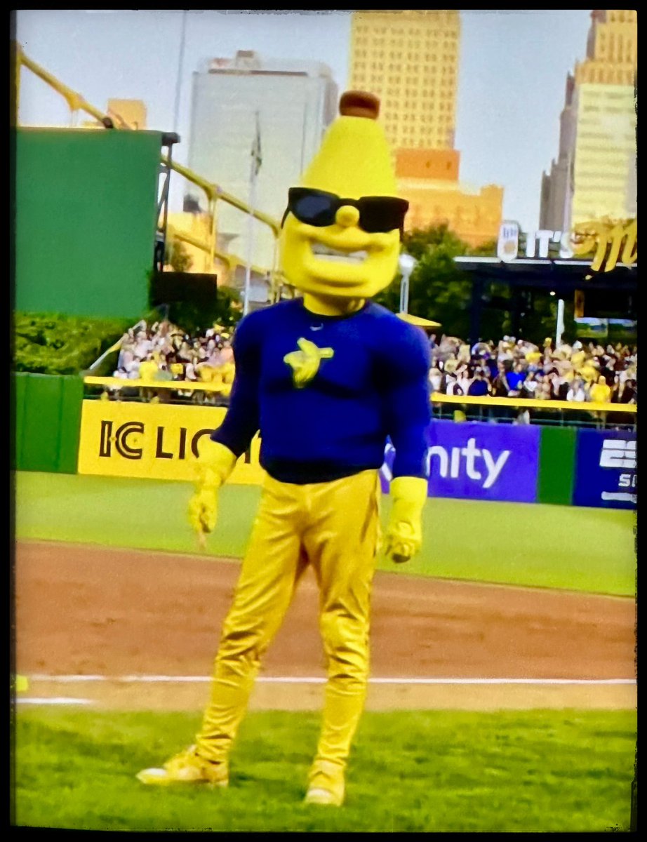 Strike a pose, legend! <a href="/kingofpotassium/">Split</a> #savannahbananas