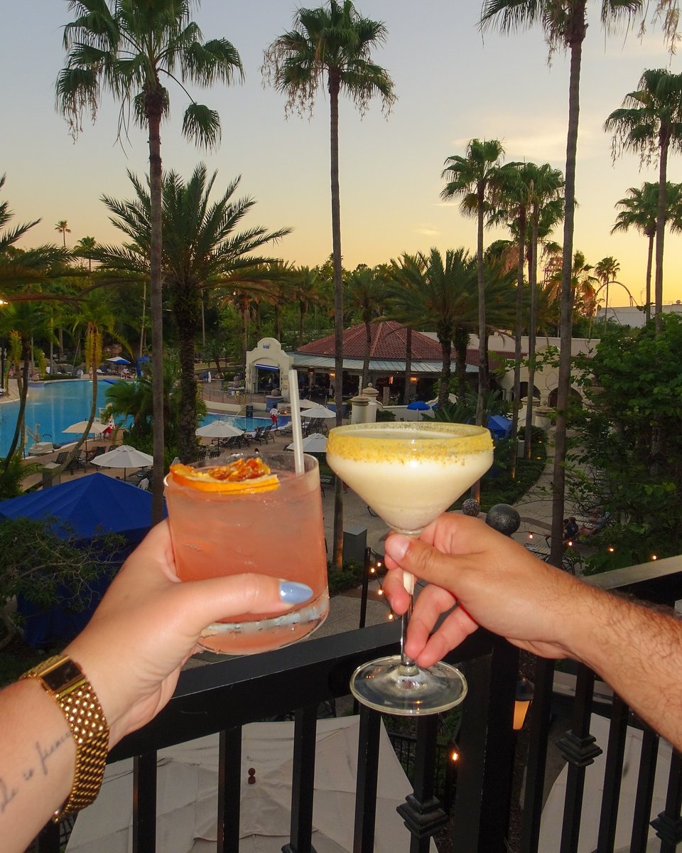 Cheers to the weekend! 🥂✨ When is your next Hard Rock stay? 🤔🎸 

📸: @jesskidding_