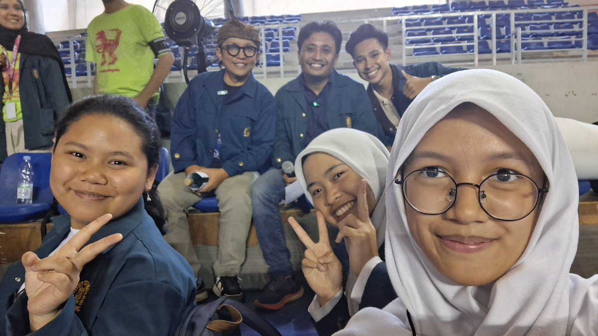 athathefirst's tweet image. Ngga nyangka mas imam duduk di sebelah aku guys 😭 untung langsung fotbarr. Dapet temen baru nihh Farah, Tia, Lubna, Valda, queen
#Day2MenjadiVenturions #LifeLongLearner #MengakarKuat #OSKMITB2025 #KATITB2025