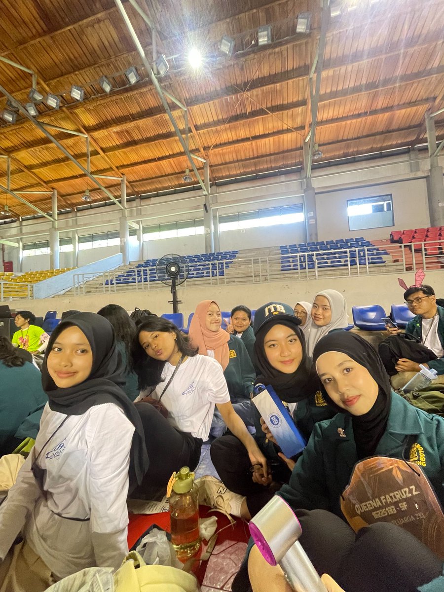 athathefirst's tweet image. Ngga nyangka mas imam duduk di sebelah aku guys 😭 untung langsung fotbarr. Dapet temen baru nihh Farah, Tia, Lubna, Valda, queen
#Day2MenjadiVenturions #LifeLongLearner #MengakarKuat #OSKMITB2025 #KATITB2025