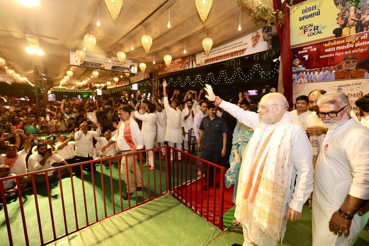 Union Home Minister Amit Shah attended the aarti at the 40th Vastrapur Mahaganpati organised by the Sardar Patel Seva Dal in Ahmedabad's Vastrapur  

(Image Source: Amit Shah/X)