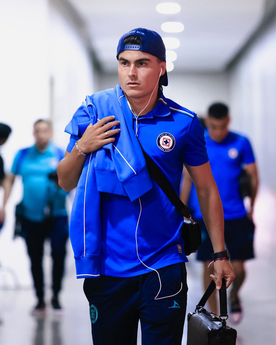 CruzAzul's tweet photo. Mucha calidad llegando al 🏟️ Akron. 💙🔥 https://t.co/TMjONp1FV5