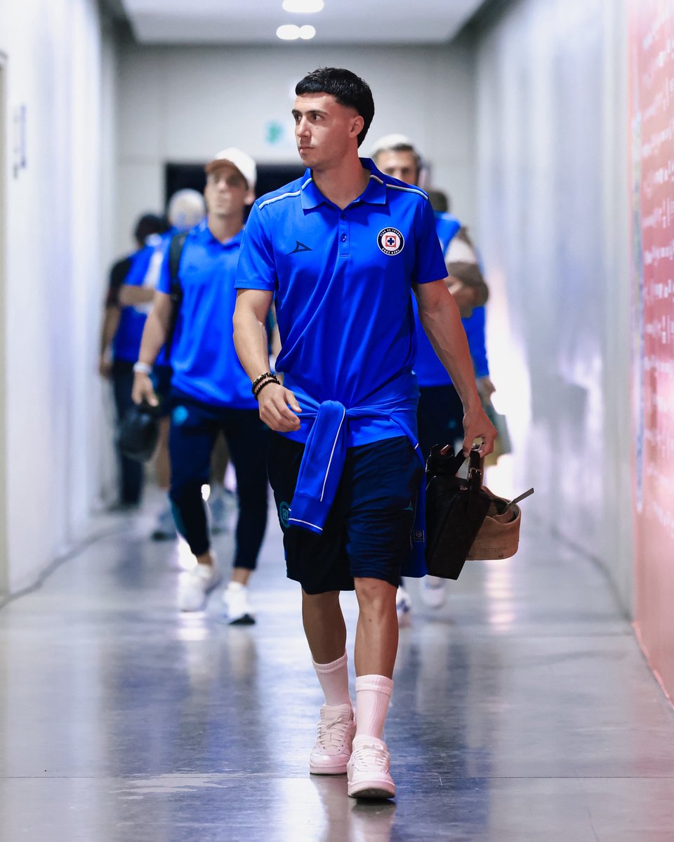 CruzAzul's tweet photo. Mucha calidad llegando al 🏟️ Akron. 💙🔥 https://t.co/TMjONp1FV5