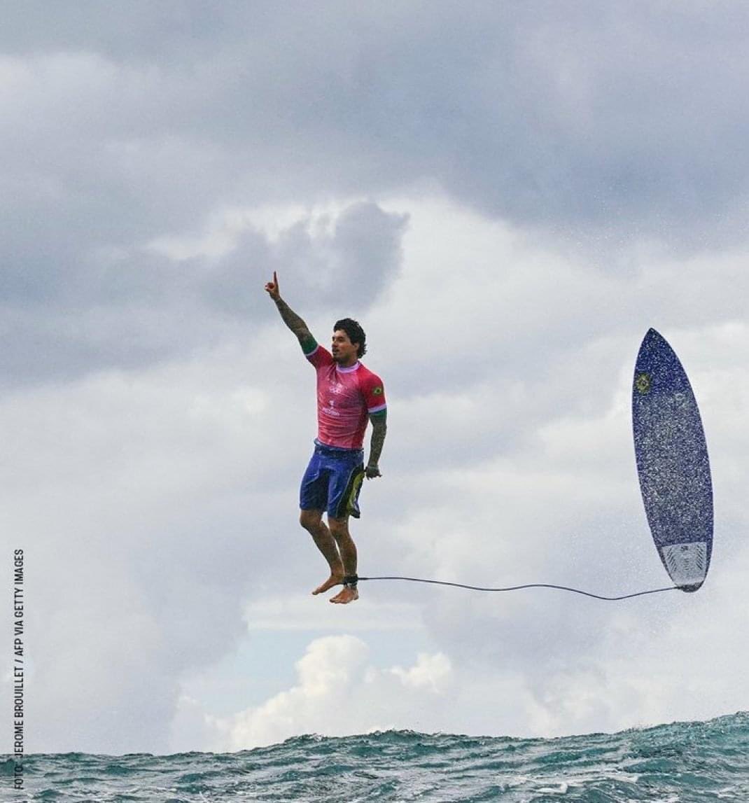 Com certeza essa é uma das fotos mais loucas das Olimpíadas...

Parece montagem mas é 100% real.

Gabriel Medina, 2024.