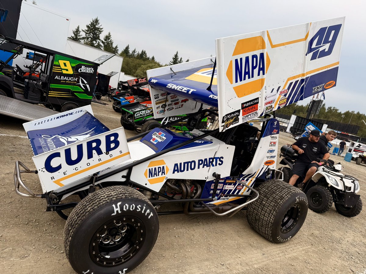 At the front of Qualifier 4 at @SkagitSpeedway…

P1: <a href="/ThompsonRacing7/">Tyler Thompson Racing</a> (Lemley #13L)
P2: <a href="/DannySamsIII1/">Danny Sams III</a> (Randerson #24D)
P3: <a href="/DominicScelzi/">Dominic Scelzi</a> (Starks #55XL)
P4: @BradSweetRacing (@KKRDirt #49)

Winner to Dash. 2nd-4th to A-Main. 5th-9th to B.

📺 FloSports.Link/HL2025