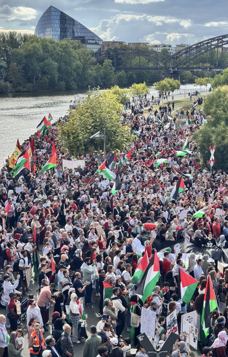 Tarek Baé (@tarek_bae) on Twitter photo Über 20.000 Menschen protestierten in Frankfurt am Main gegen Israels Genozid in Gaza und für das Recht auf Leben der Palästinenser. Die israelische Botschaft forderte zuvor ein Verbot der Demo und die Stadt Frankfurt gehorchte. Doch zwei Gerichte kippten das Verbot. Über 20.000 Menschen protestierten in Frankfurt am Main gegen Israels Genozid in Gaza und für das Recht auf Leben der Palästinenser. Die israelische Botschaft forderte zuvor ein Verbot der Demo und die Stadt Frankfurt gehorchte. Doch zwei Gerichte kippten das Verbot.